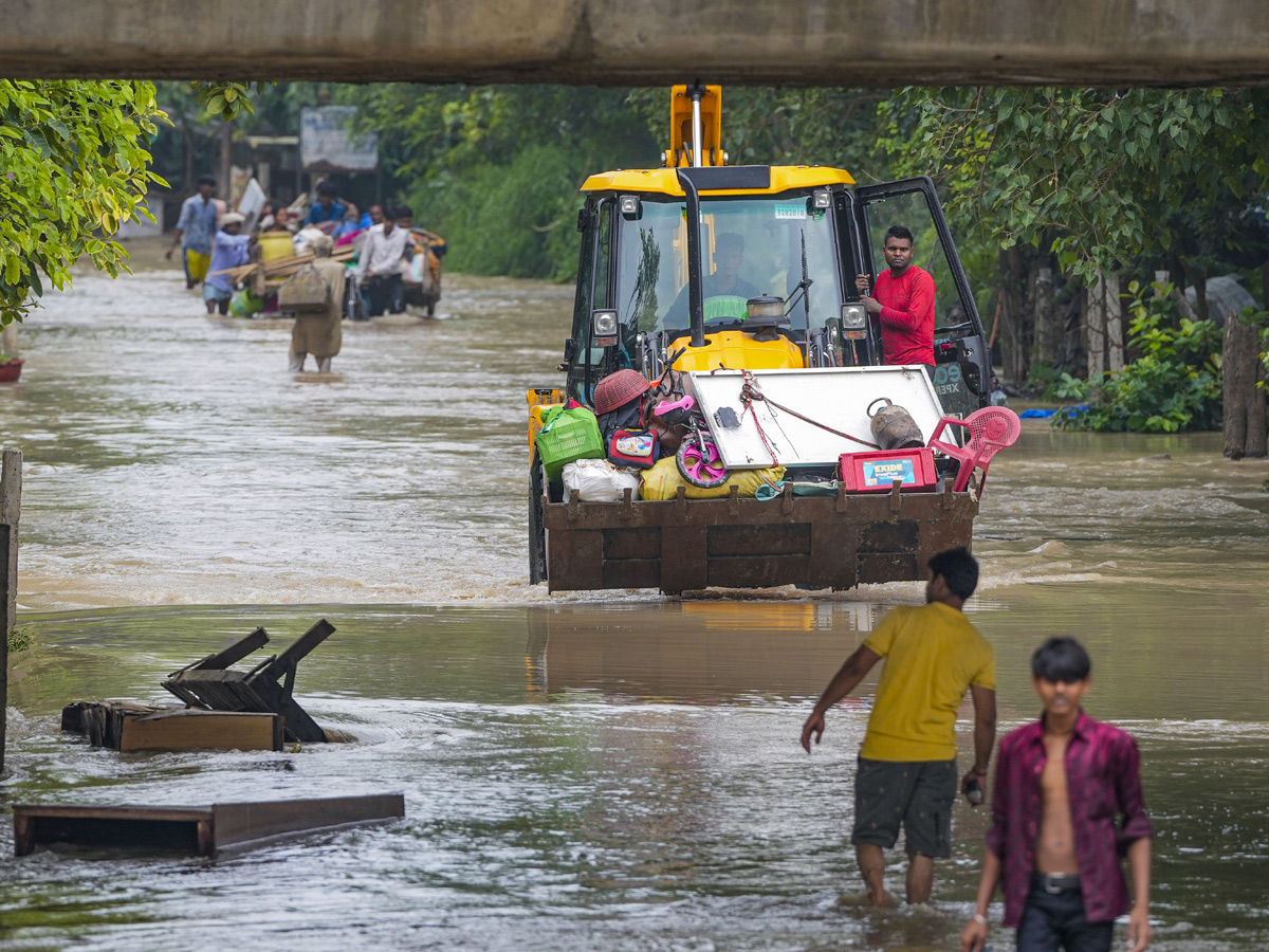 Yamuna_20Breaches_20Danger_20Level_20Waterlogging_20in_20Parts_20of_20Delhi_20Photos-26.jpg 26