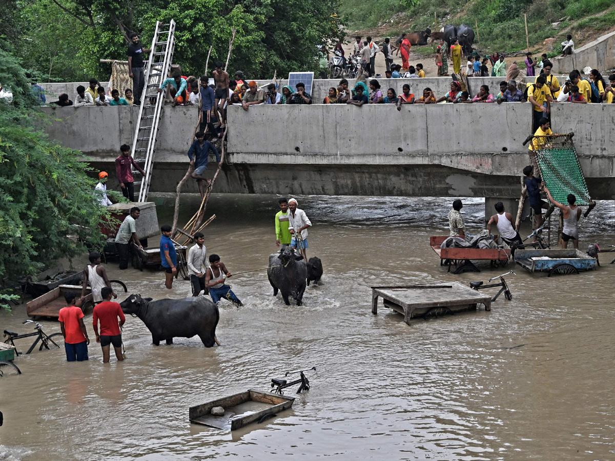 Yamuna_20Breaches_20Danger_20Level_20Waterlogging_20in_20Parts_20of_20Delhi_20Photos-30.jpg 29