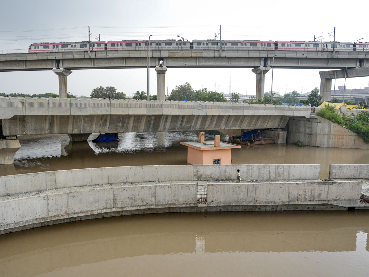 Yamuna_20Breaches_20Danger_20Level_20Waterlogging_20in_20Parts_20of_20Delhi_20Photos-31.jpg 30