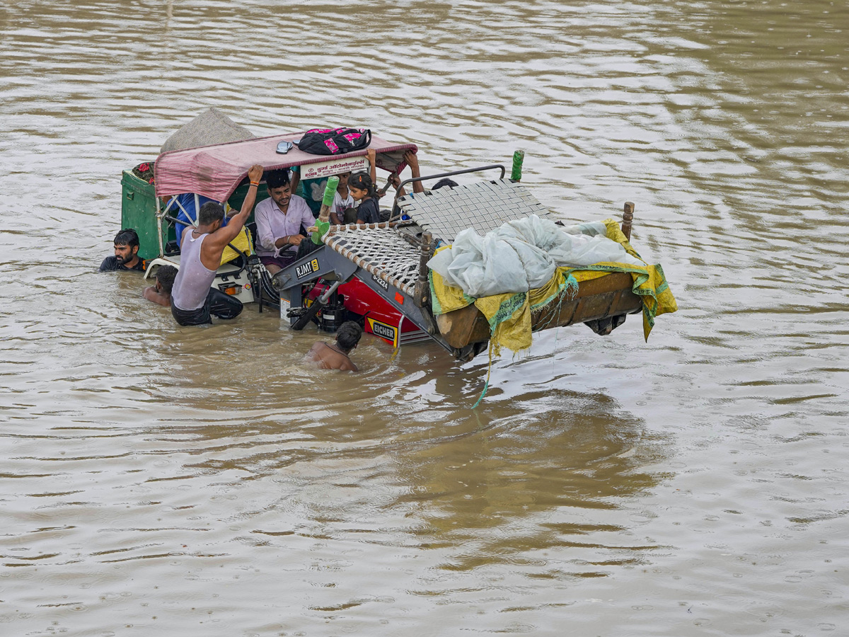 Yamuna_20Breaches_20Danger_20Level_20Waterlogging_20in_20Parts_20of_20Delhi_20Photos-39.jpg 32