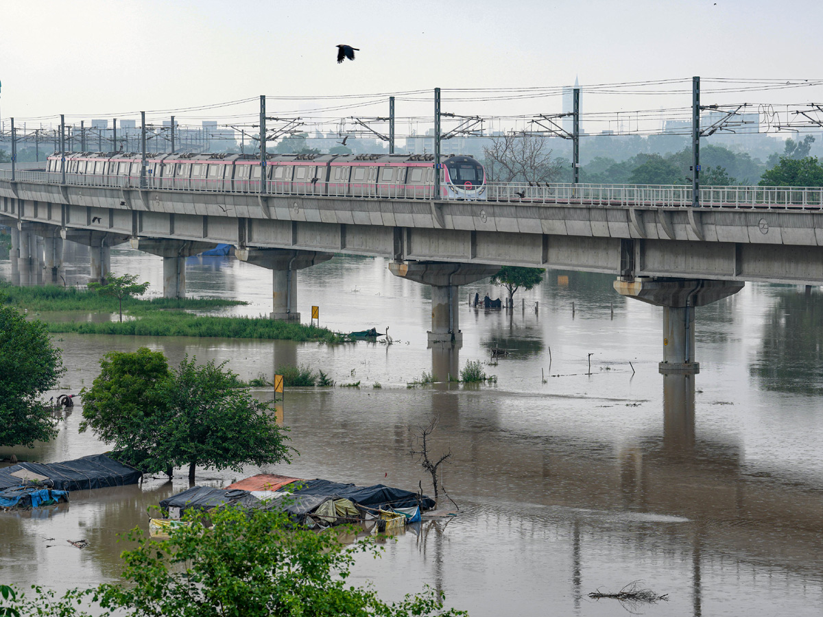 Yamuna_20Breaches_20Danger_20Level_20Waterlogging_20in_20Parts_20of_20Delhi_20Photos-42.jpg 35
