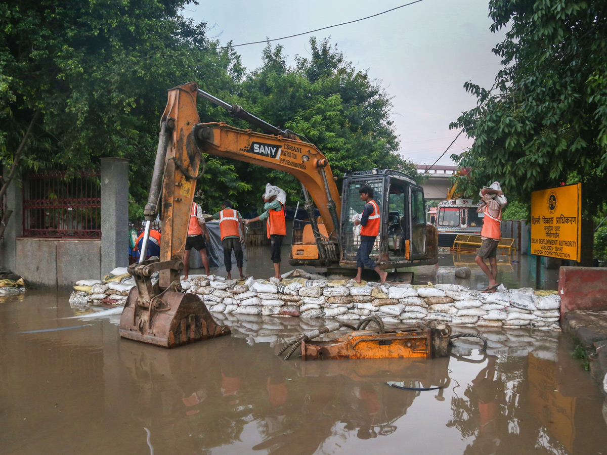 Yamuna_20Breaches_20Danger_20Level_20Waterlogging_20in_20Parts_20of_20Delhi_20Photos-52.jpg 42