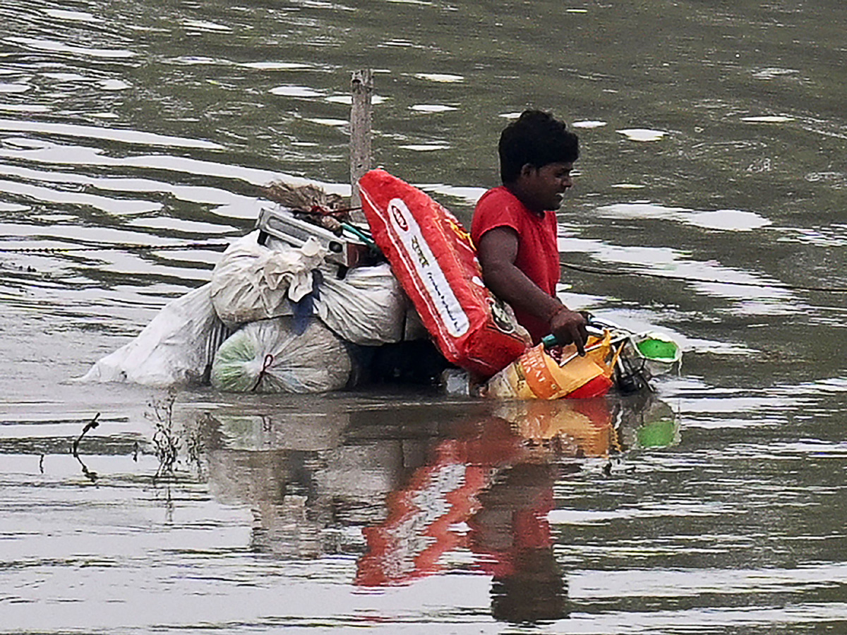 Yamuna_20Breaches_20Danger_20Level_20Waterlogging_20in_20Parts_20of_20Delhi_20Photos-66.jpg 48
