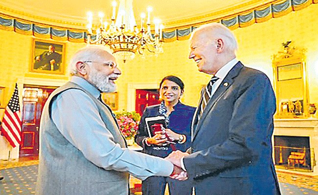 gurdeep-with-modi-and-biden.gif