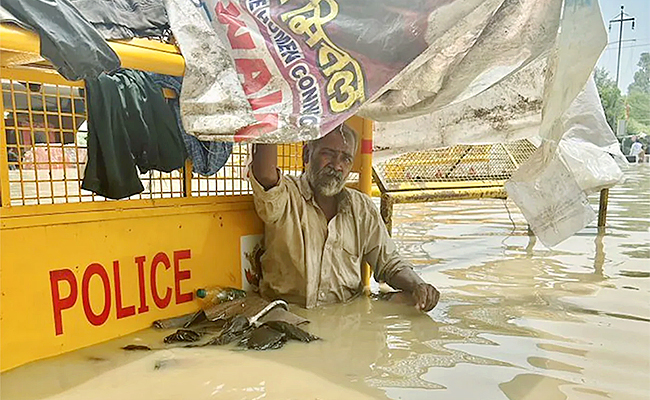 Near-Supreme-Court-Delhi_27s-Flood.jpg