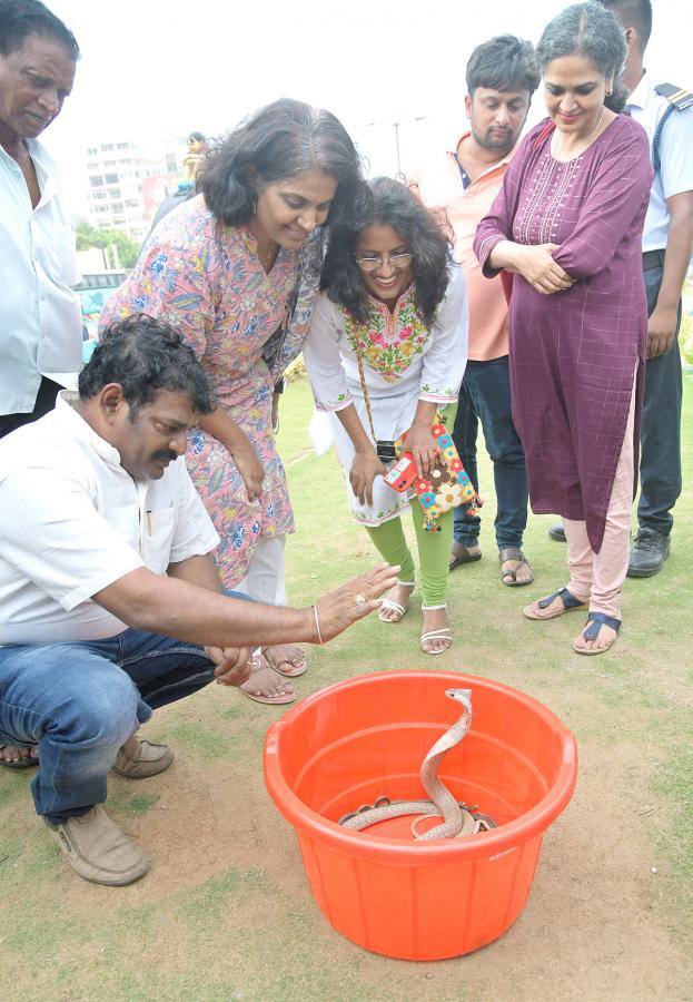 snake_20show_20in_20rk_20beach_20vizag-6.jpg 6