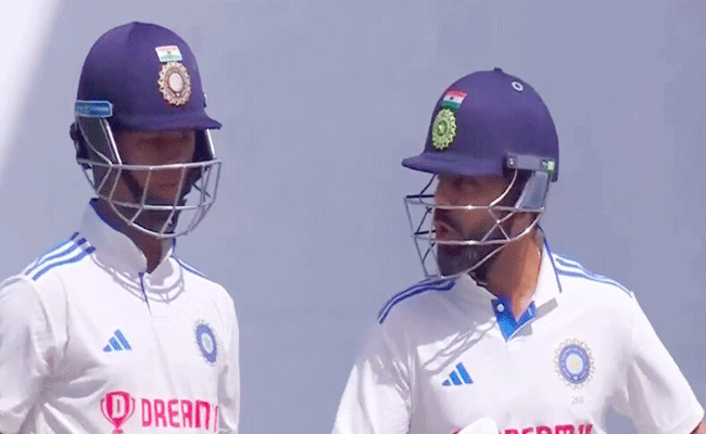 virat-kohli-yashasvi.gif