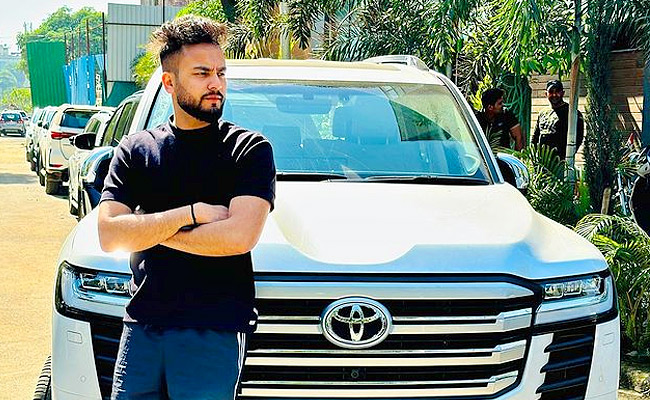 Elvish_20Yadav_20Luxury_20Car_20Collection_20Photos_11.jpg 12