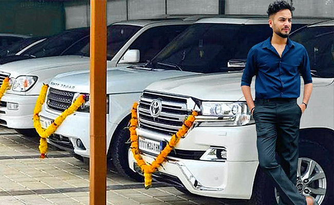 Elvish_20Yadav_20Luxury_20Car_20Collection_20Photos_8.jpg 9