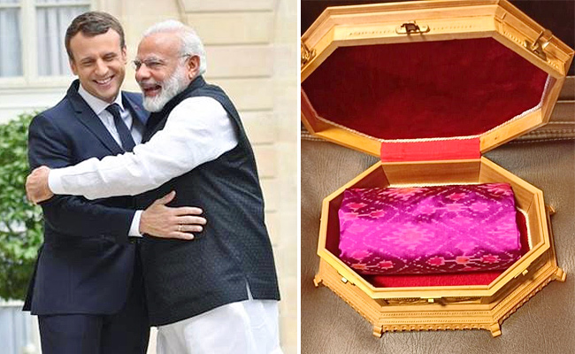 PM-Modi-French-Connection-Gifts-Sitar.jpg