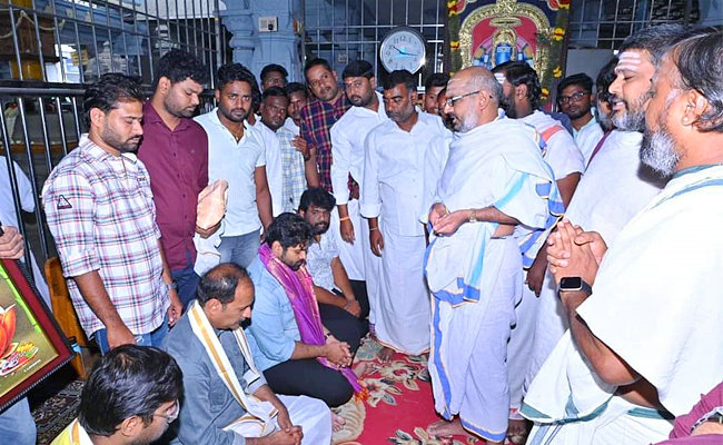 Sai_20Dharam_20Tej_20Visited_20Srikalahasti_20Temple_20Photos_1.jpg 2