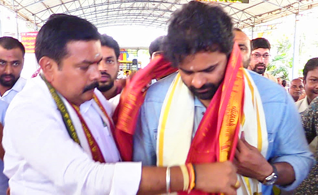 Sai_20Dharam_20Tej_20Visited_20Srikalahasti_20Temple_20Photos_8.jpg 9
