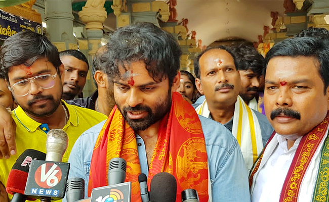 Sai_20Dharam_20Tej_20Visited_20Srikalahasti_20Temple_20Photos_9.jpg 10