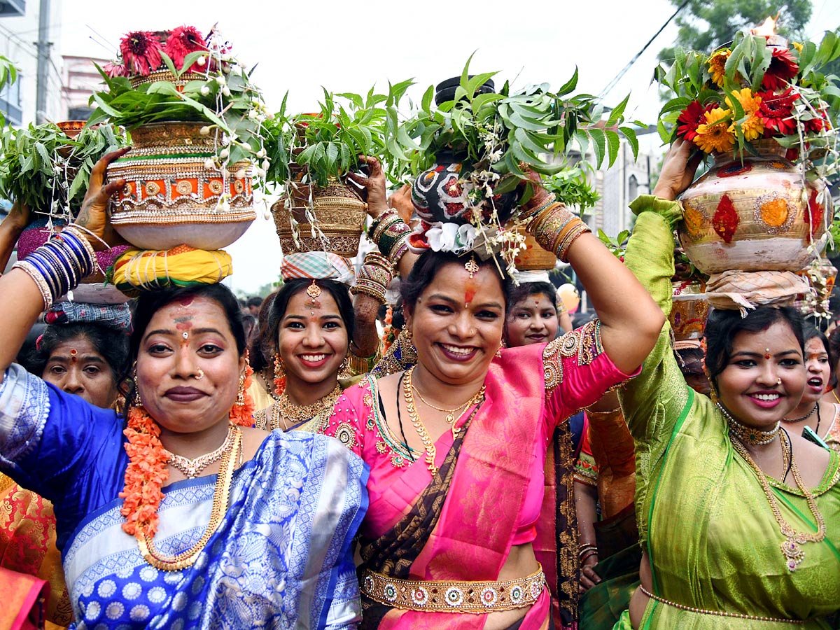 Hyderabad_20Bonalu_20Celebrations_202023_20Photos_6.jpg 7