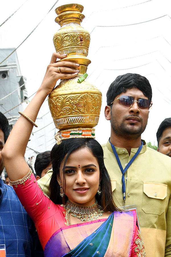 Political_20Leaders_20And_20Celebrities_20At_20Laldarwaza_20Bonalu_202023_20Photos_1.jpg 2