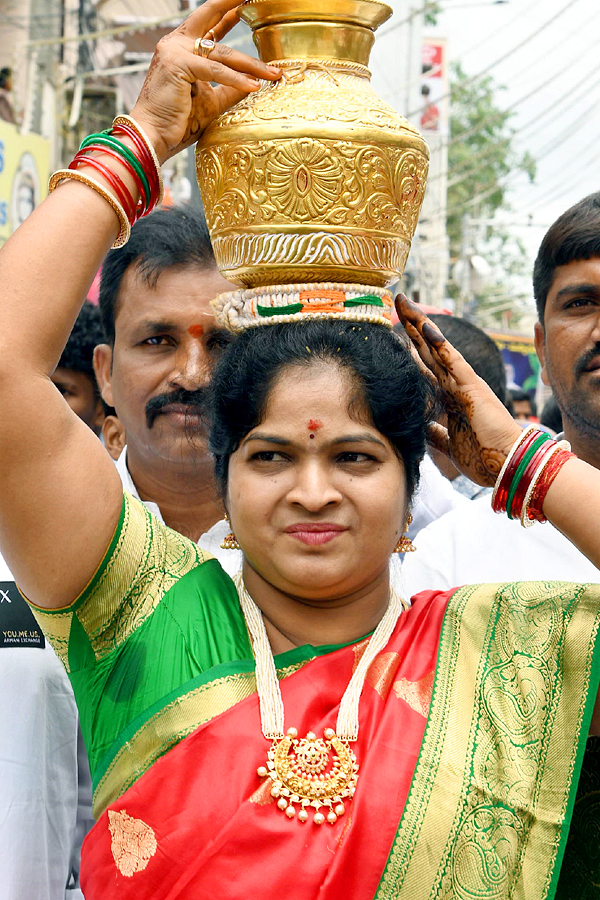 Political_20Leaders_20And_20Celebrities_20At_20Laldarwaza_20Bonalu_202023_20Photos_2.jpg 3