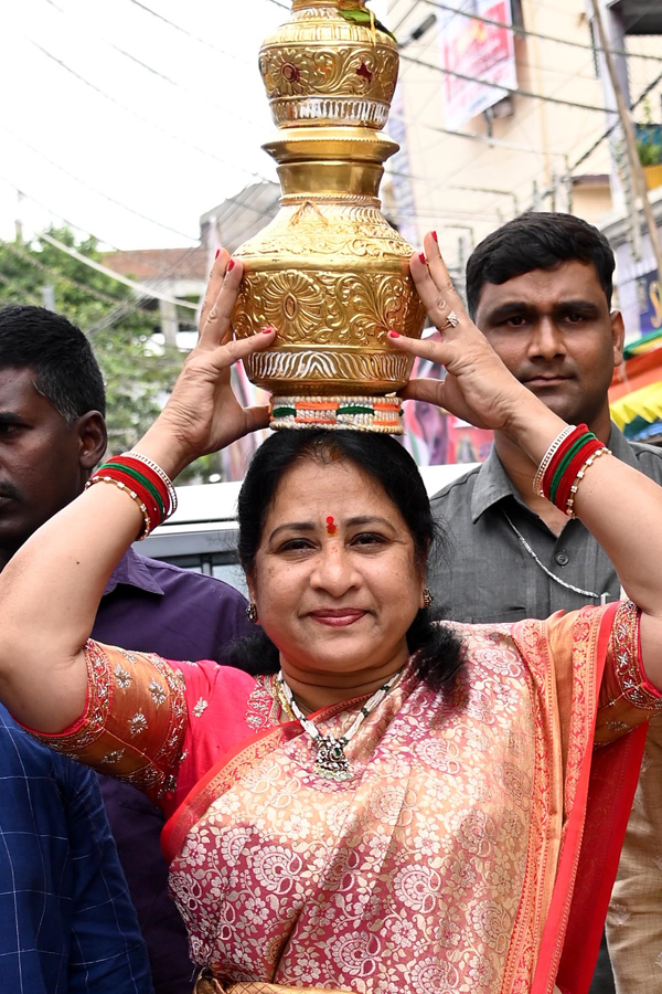 Political_20Leaders_20And_20Celebrities_20At_20Laldarwaza_20Bonalu_202023_20Photos_20.jpg 21