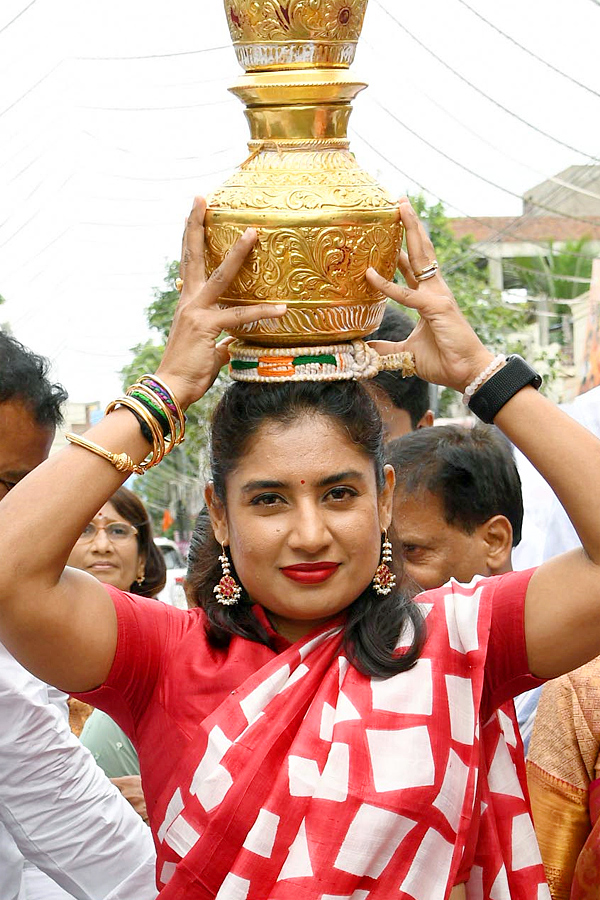 Political_20Leaders_20And_20Celebrities_20At_20Laldarwaza_20Bonalu_202023_20Photos_21.jpg 22