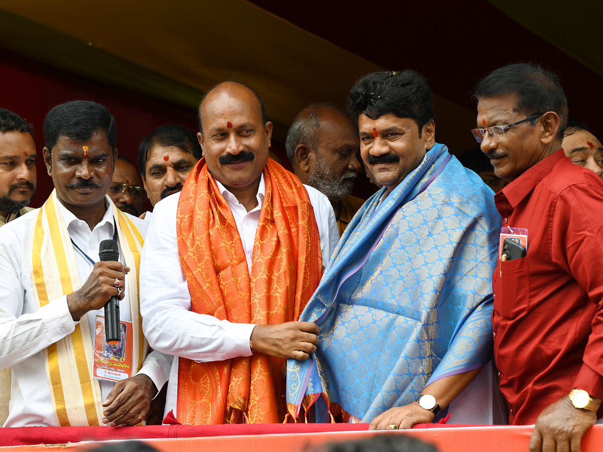 Political_20Leaders_20And_20Celebrities_20At_20Laldarwaza_20Bonalu_202023_20Photos_29.jpg 30