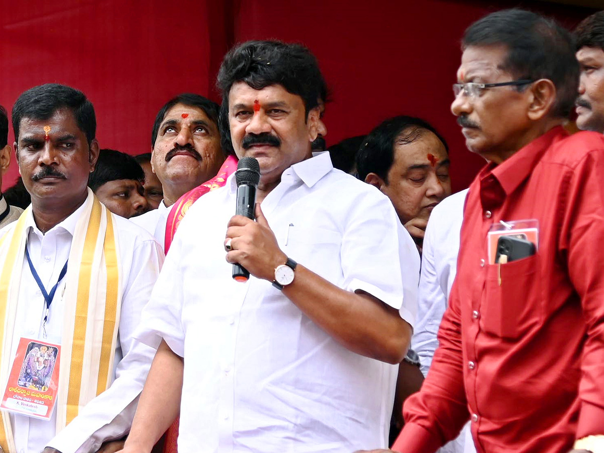 Political_20Leaders_20And_20Celebrities_20At_20Laldarwaza_20Bonalu_202023_20Photos_30.jpg 31