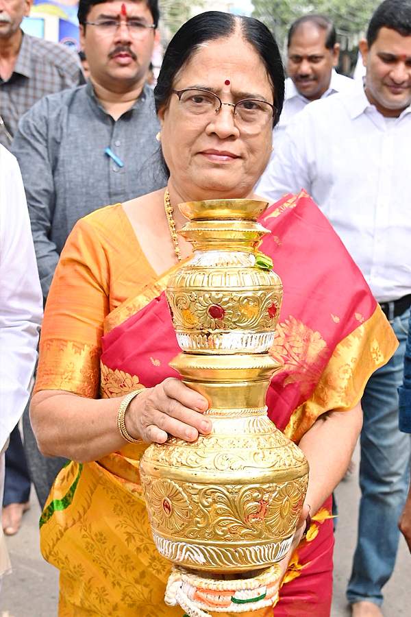 Political_20Leaders_20And_20Celebrities_20At_20Laldarwaza_20Bonalu_202023_20Photos_32.jpg 32