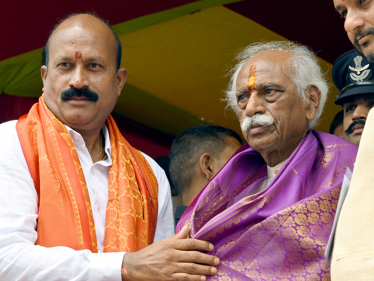 Political_20Leaders_20And_20Celebrities_20At_20Laldarwaza_20Bonalu_202023_20Photos_5.jpg 6