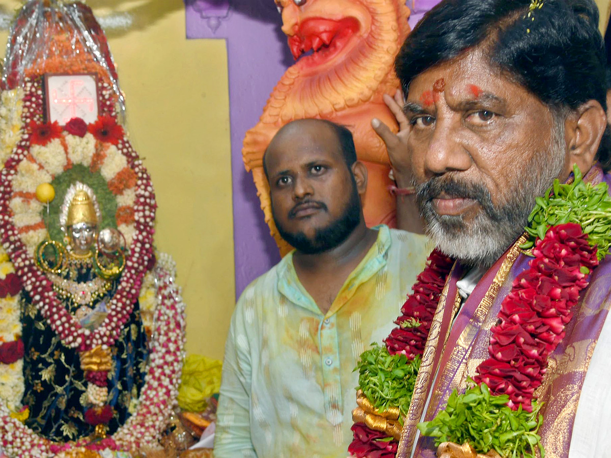 Political_20Leaders_20And_20Celebrities_20At_20Laldarwaza_20Bonalu_202023_20Photos_6.jpg 7