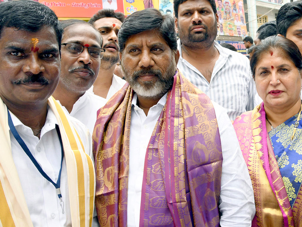 Political_20Leaders_20And_20Celebrities_20At_20Laldarwaza_20Bonalu_202023_20Photos_7.jpg 8