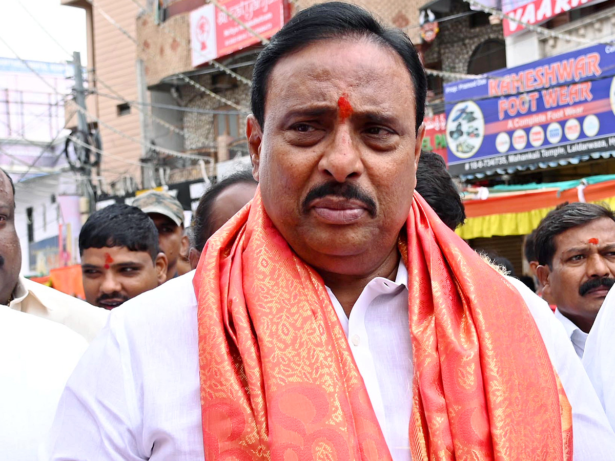 Political_20Leaders_20And_20Celebrities_20At_20Laldarwaza_20Bonalu_202023_20Photos_8.jpg 9