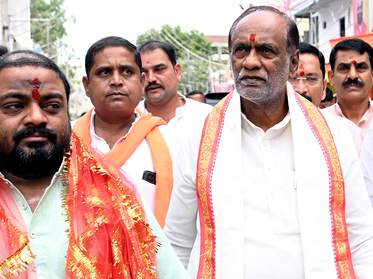 Political_20Leaders_20And_20Celebrities_20At_20Laldarwaza_20Bonalu_202023_20Photos_9.jpg 10
