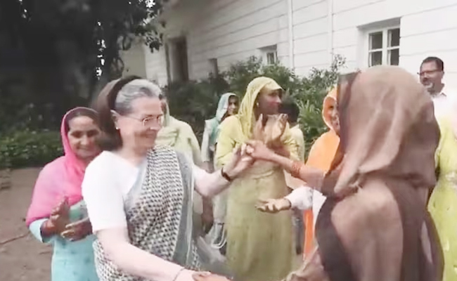 Sonia-Gandhi-Dance-farmers.jpg