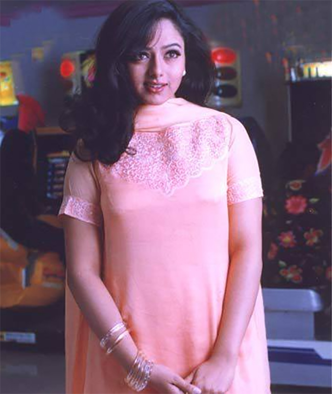 Actress_20Soundarya_20Birth_20Anniversary_202023_20Rare_20Photos-20.jpg 19