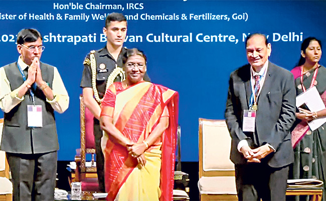 Dr-Samaram-Awarded-Presidents-Medal.jpg