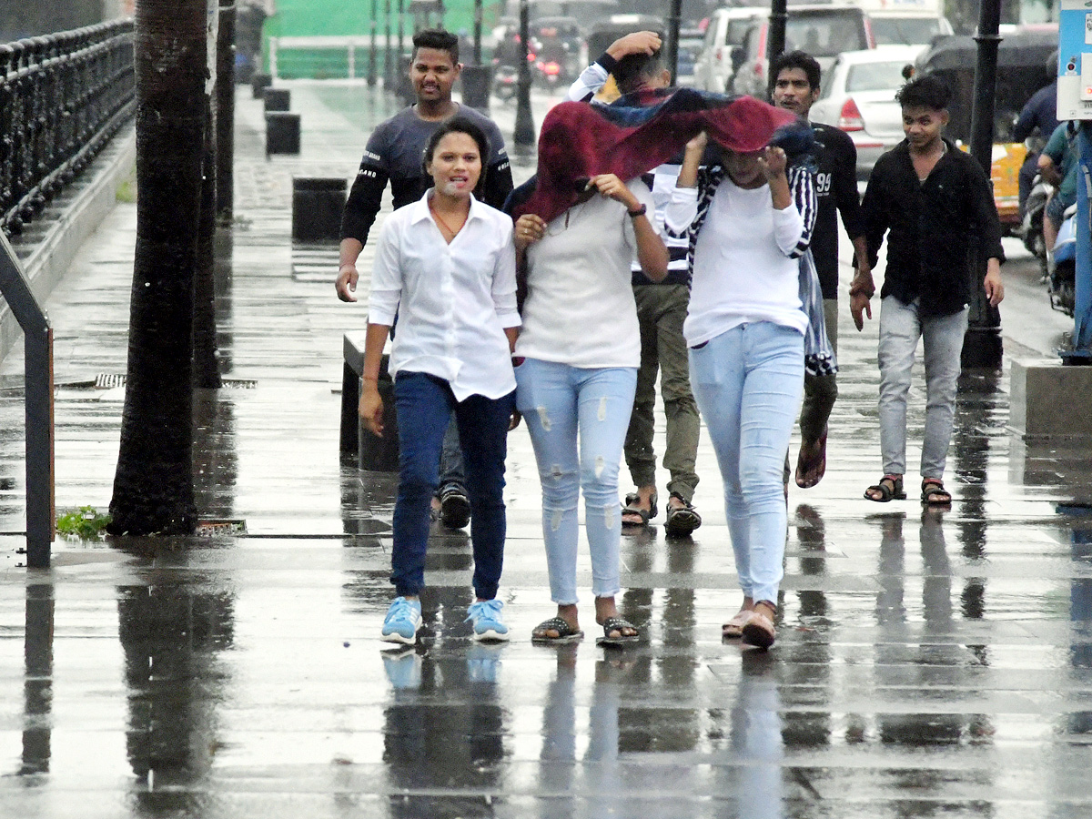 Heavy_20Rains_20Lashes_20Hyderabad_20Photos_17.jpg 18