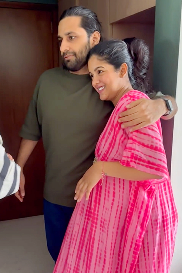 Ishita_20Dutta_20enjoys_20scrumptious_20food_20at_20her_20Bengali_20baby_20shower_20Photos_13.jpg 14