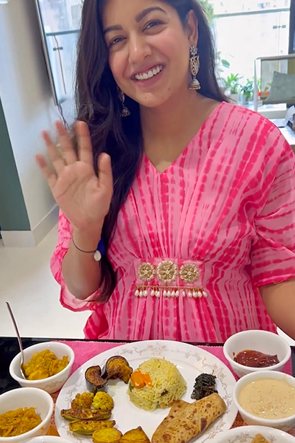 Ishita_20Dutta_20enjoys_20scrumptious_20food_20at_20her_20Bengali_20baby_20shower_20Photos_4.jpg 5