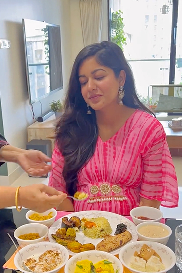 Ishita_20Dutta_20enjoys_20scrumptious_20food_20at_20her_20Bengali_20baby_20shower_20Photos_5.jpg 6