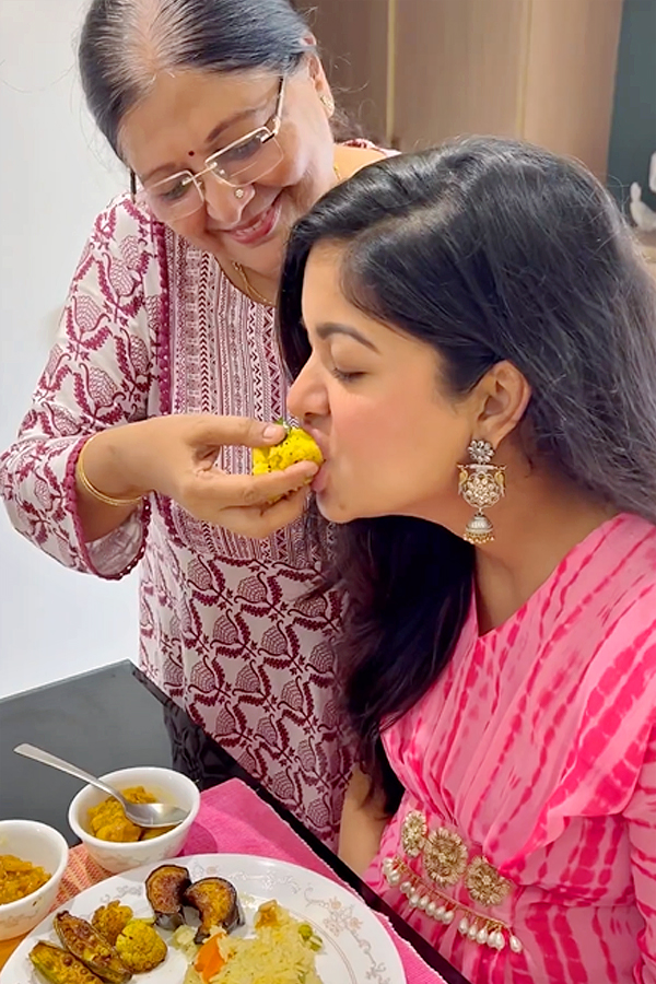 Ishita_20Dutta_20enjoys_20scrumptious_20food_20at_20her_20Bengali_20baby_20shower_20Photos_6.jpg 7