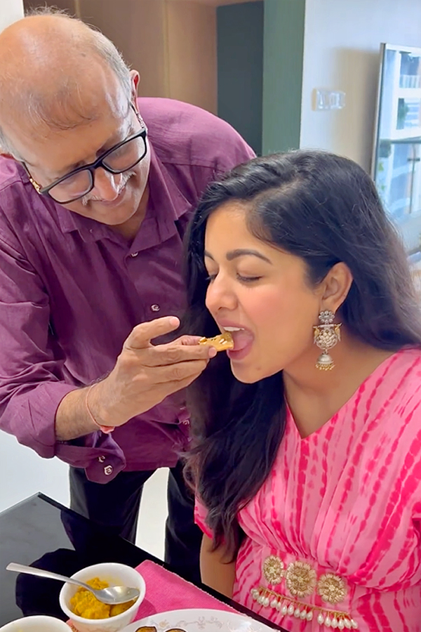Ishita_20Dutta_20enjoys_20scrumptious_20food_20at_20her_20Bengali_20baby_20shower_20Photos_8.jpg 9