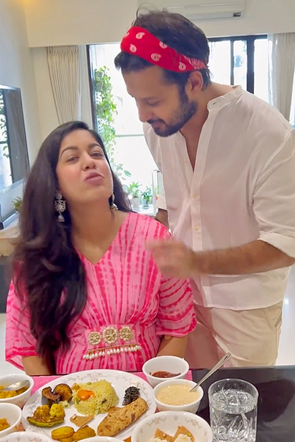 Ishita_20Dutta_20enjoys_20scrumptious_20food_20at_20her_20Bengali_20baby_20shower_20Photos_9.jpg 10