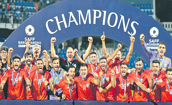 SUNIL-CHETRI-TEAM-33.gif