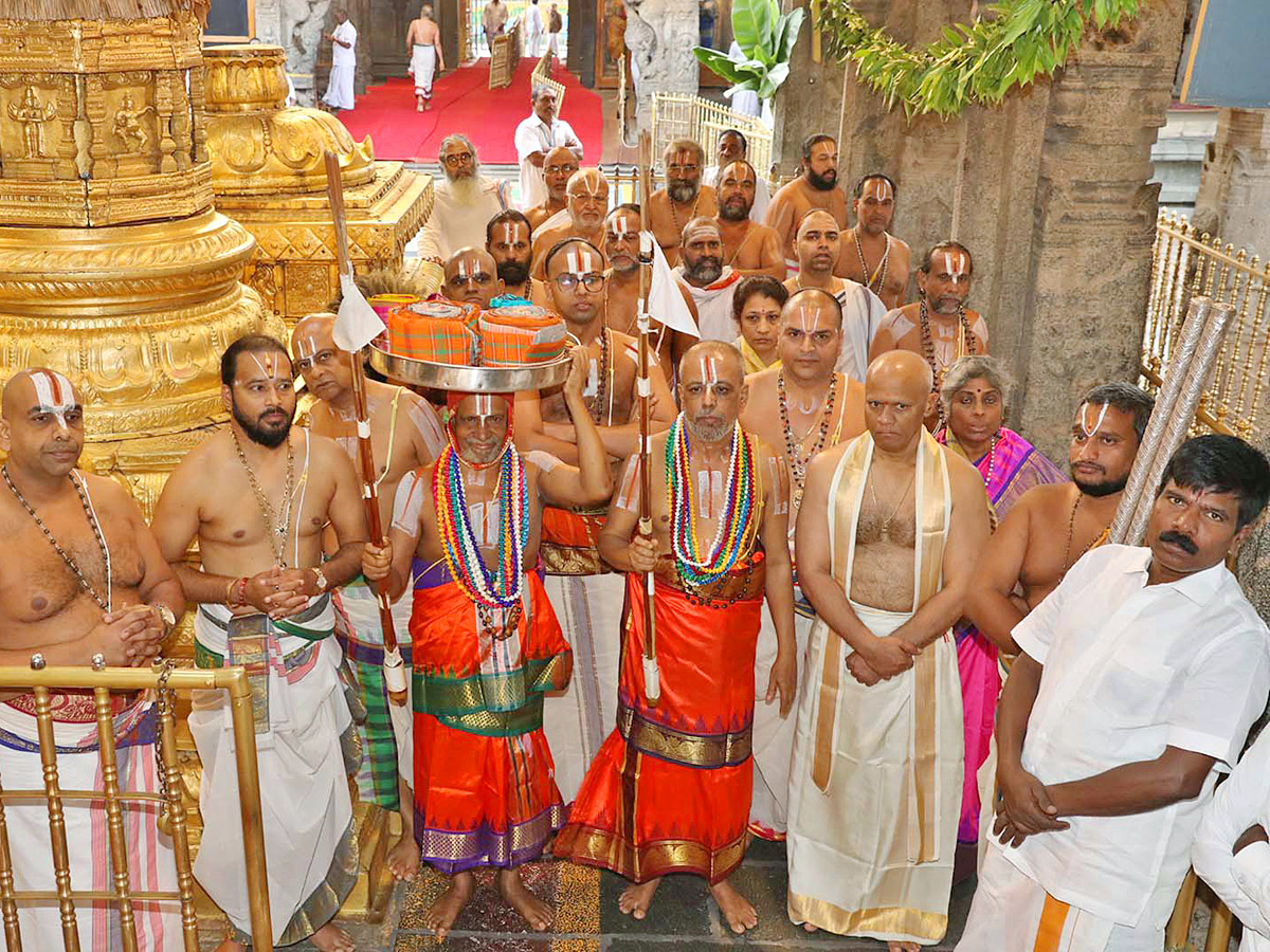 Tirumala_20Temple_20Ainavara_20Asthanam_202023_20Photos-14.jpg 12
