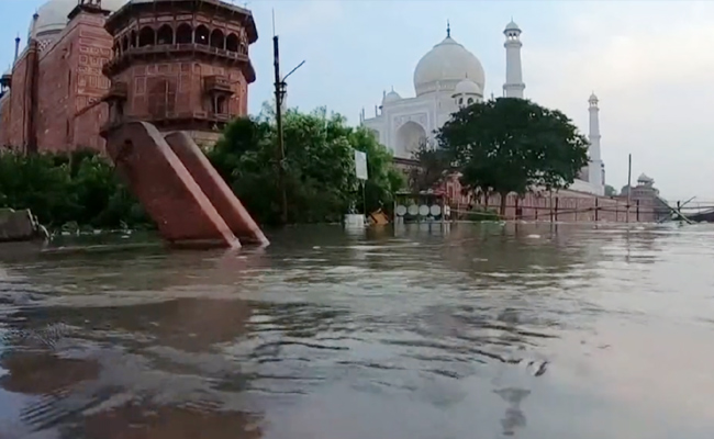 Yamuna-Agra-Taj-Mahal.jpg