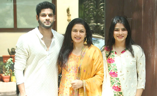Bhagyashree_20With_20Her_20Son_20Abhimanyu_20Photos_4.jpg 5