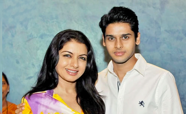 Bhagyashree_20With_20Her_20Son_20Abhimanyu_20Photos_5.jpg 6