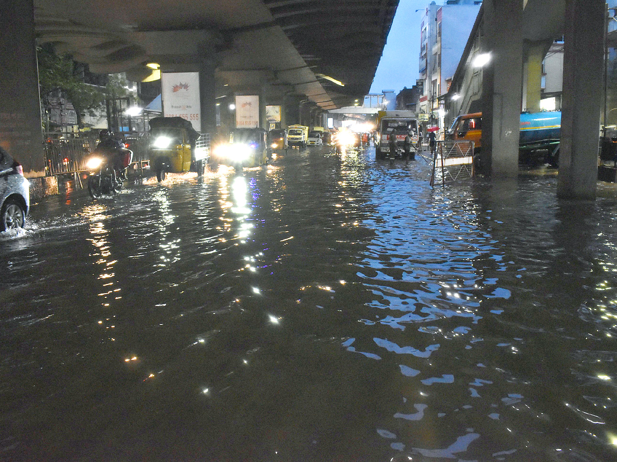 Heavy_20Rains_20in_20Hyderabad_20Photos_11.jpg 12