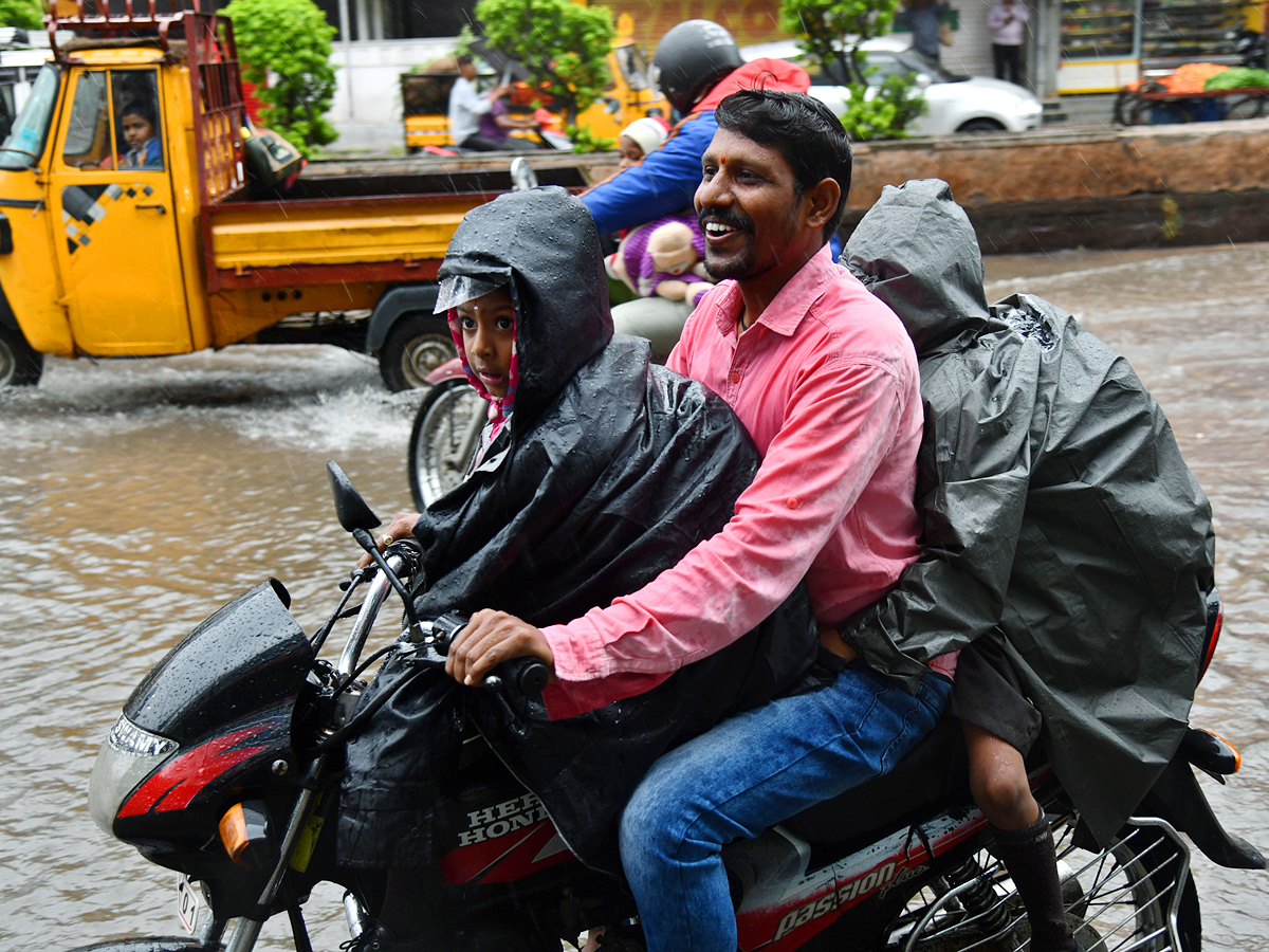 Heavy_20Rains_20in_20Hyderabad_20Photos_14.jpg 15