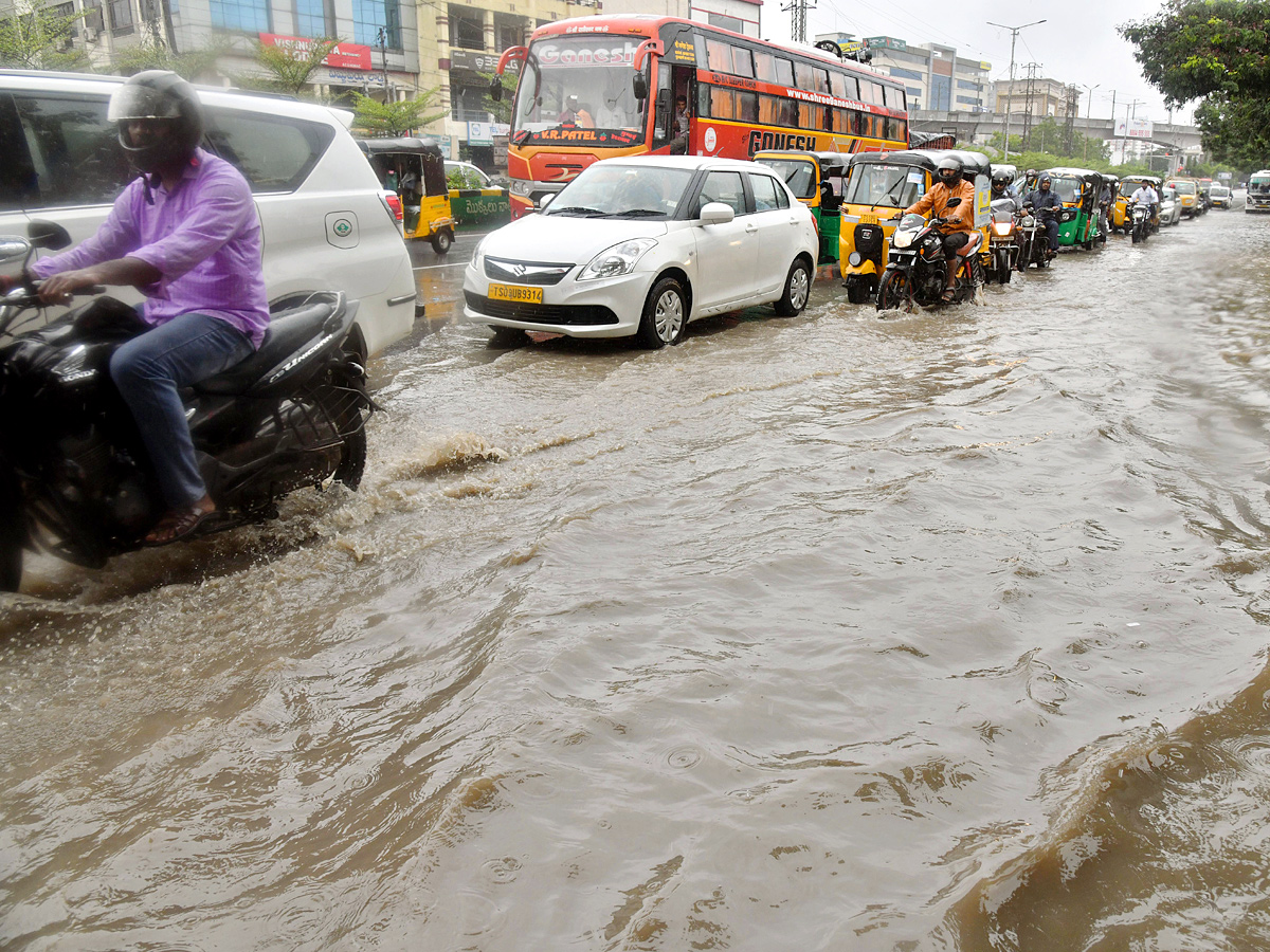 Heavy_20Rains_20in_20Hyderabad_20Photos_20.jpg 21