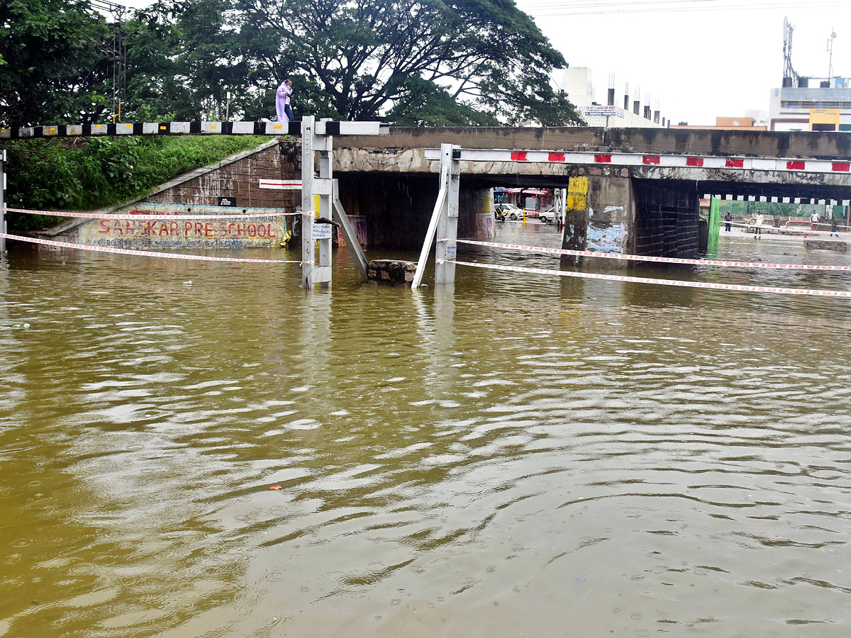 Heavy_20Rains_20in_20Hyderabad_20Photos_3.jpg 4