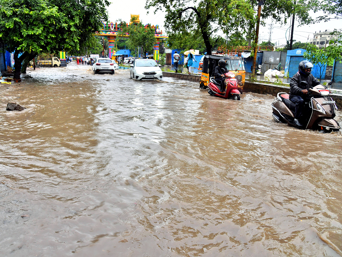 Heavy_20Rains_20in_20Hyderabad_20Photos_6.jpg 7